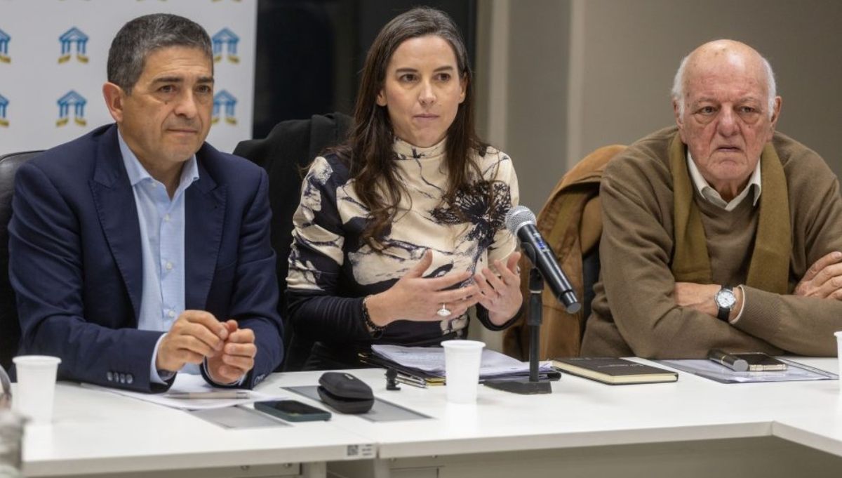 Walther Marcolini, Mercedes Rus y Juan Carlos Jaliff durante el trabajo en comisiones previo al debate por el proyecto de Ley de Ciberseguridad de Mendoza. Walther Marcolini, Mercedes Rus y Juan Carlos Jaliff durante el trabajo en comisiones previo al debate por el proyecto de Ley de Ciberseguridad de Mendoza.