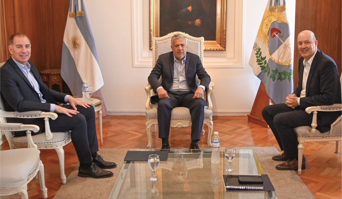 El ministro del Interior, Diego Santilli; el gobernador Alfredo Cornejo y el titular de Desregulación y Transformación, Federico Sturzenegger. El ministro del Interior, Diego Santilli; el gobernador Alfredo Cornejo y el titular de Desregulación y Transformación, Federico Sturzenegger. 