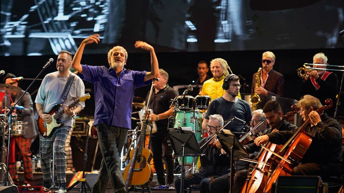 La filarmónica desplegó 60 artistas arriba del escenario junto a Los Auténticos Decadentes. La filarmónica desplegó 60 artistas arriba del escenario junto a Los Auténticos Decadentes.