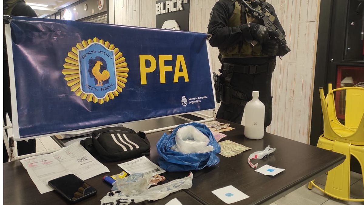 En una bolsa que estaba escondida dentro de una caja encontraron 546 gramos de cocaína.