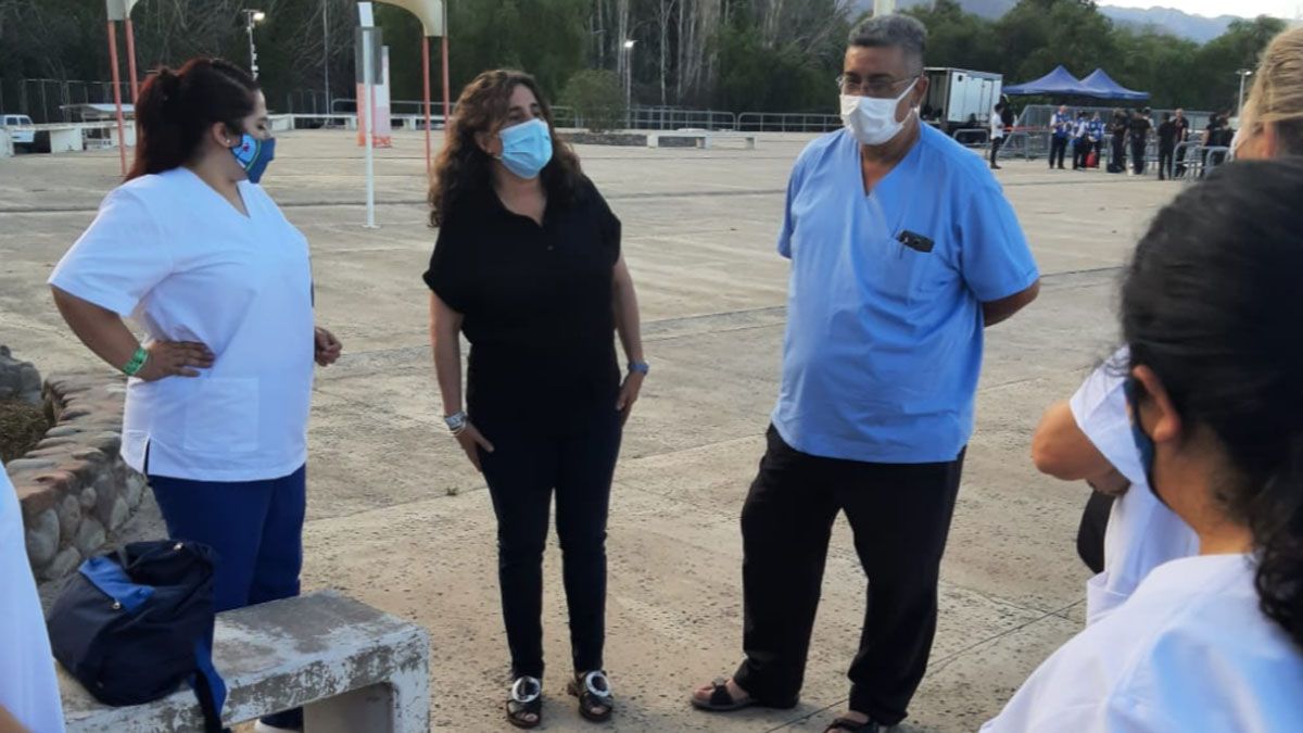 La ministra Nadal junto al personal del Ministerio de Salud que vacunó contra el Covid
