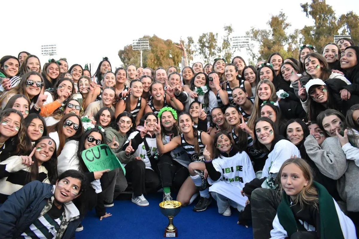 Grandes y chicas de Banco Mendoza celebraron el título del Apertura en Godoy Cruz.