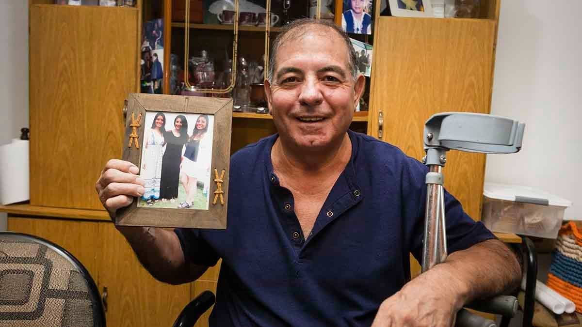 Con la foto de sus tres hijas. También es abuelo. Con la foto de sus tres hijas. También es abuelo.