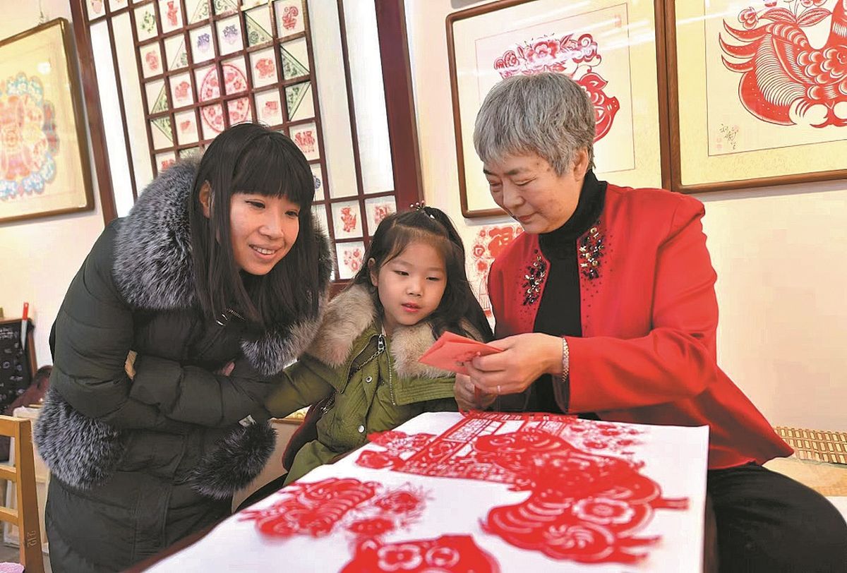 Liu Jinglan (derecha), heredera de esta tradición al estilo Baotou, comparte su pasión y habilidades con la generación más joven.