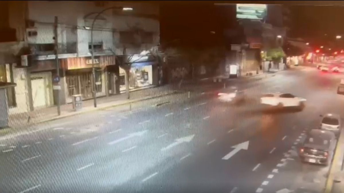 La mujer manejaba alcoholizada y chocó la parte de atrás de otro automóvil para terminar volcando sobre la vereda, en Palermo