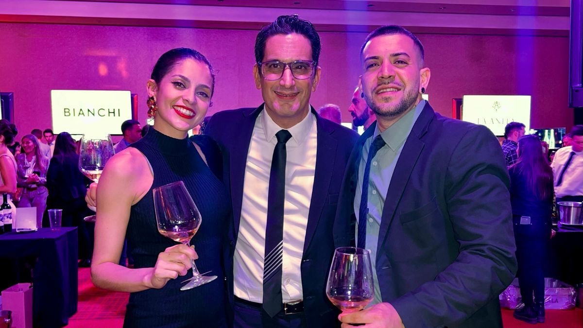 El anfitrión: Ariel Pérez (gerente de Sheraton Mendoza) acompañado por Rocío Aracena y Genaro Costa. El anfitrión: Ariel Pérez (gerente de Sheraton Mendoza) acompañado por Rocío Aracena y Genaro Costa.