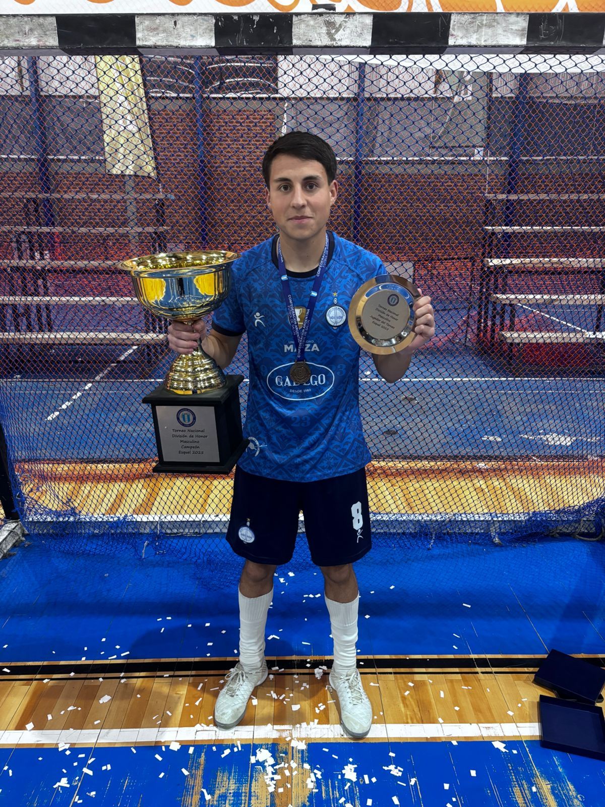 Facundo Torres rodeado de gloria: campeón y MVP de División de Honor.