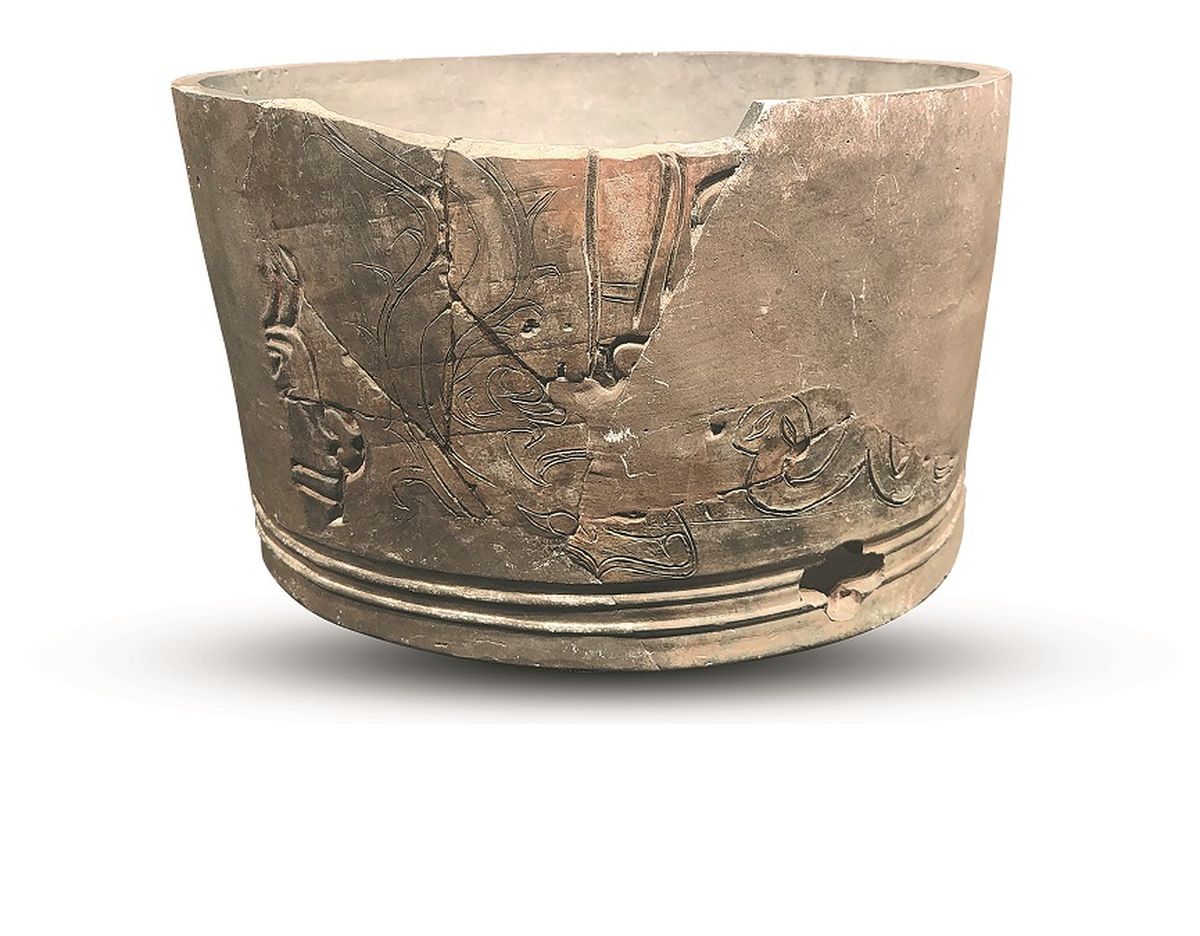 Una vasija con motivos de serpientes o dragones del yacimiento de Erlitou, de hace entre 3800 y 3500 años. WANG RU / CHINA DAILY Una vasija con motivos de serpientes o dragones del yacimiento de Erlitou, de hace entre 3800 y 3500 años. WANG RU / CHINA DAILY