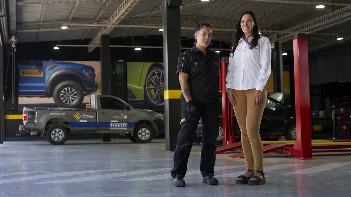 Abril Herrera, como operaria del taller, y Emilce Bazan a cargo de la sucursal de Guaymallén. Las mujeres mandan en este lugar dedicado a la mecánica automotriz. Abril Herrera, como operaria del taller, y Emilce Bazan a cargo de la sucursal de Guaymallén. Las mujeres mandan en este lugar dedicado a la mecánica automotriz.