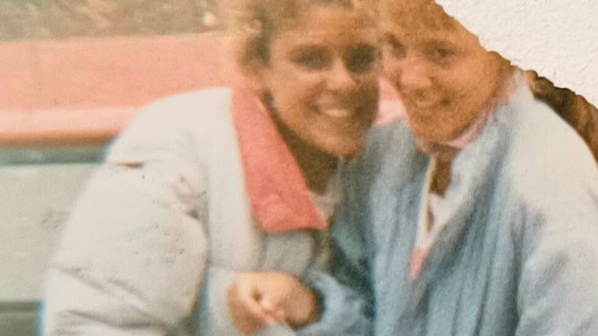 Mariela, a la derecha, en una vieja foto de los 80 en Monte Hermoso. Las camperas muestran el frío de siempre en esa época. Mariela, a la derecha, en una vieja foto de los 80 en Monte Hermoso. Las camperas muestran el frío de siempre en esa época.