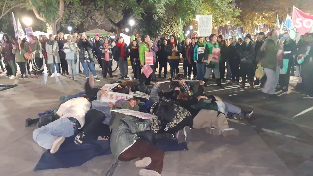 La marcha finalizó en la Plaza Independencia. La marcha finalizó en la Plaza Independencia.