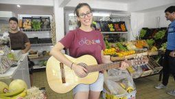 Falta poco para el sorteo de la guitarra de Micaela y le regalaron una nueva