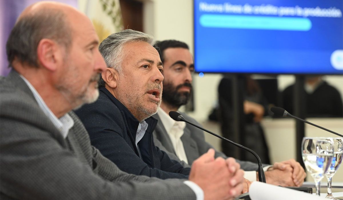 Cornejo y el ministro de Producción Vargas Arizu firmaron la respuesta escrita al reclamo de las cámaras empresarias para sostener a las pymes