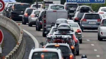 Se olvidan a su hija en una ruta de Francia y se enteran por la radio