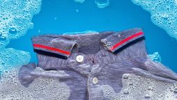 Coloca la ropa en vinagre antes de lavarla. Coloca la ropa en vinagre antes de lavarla.