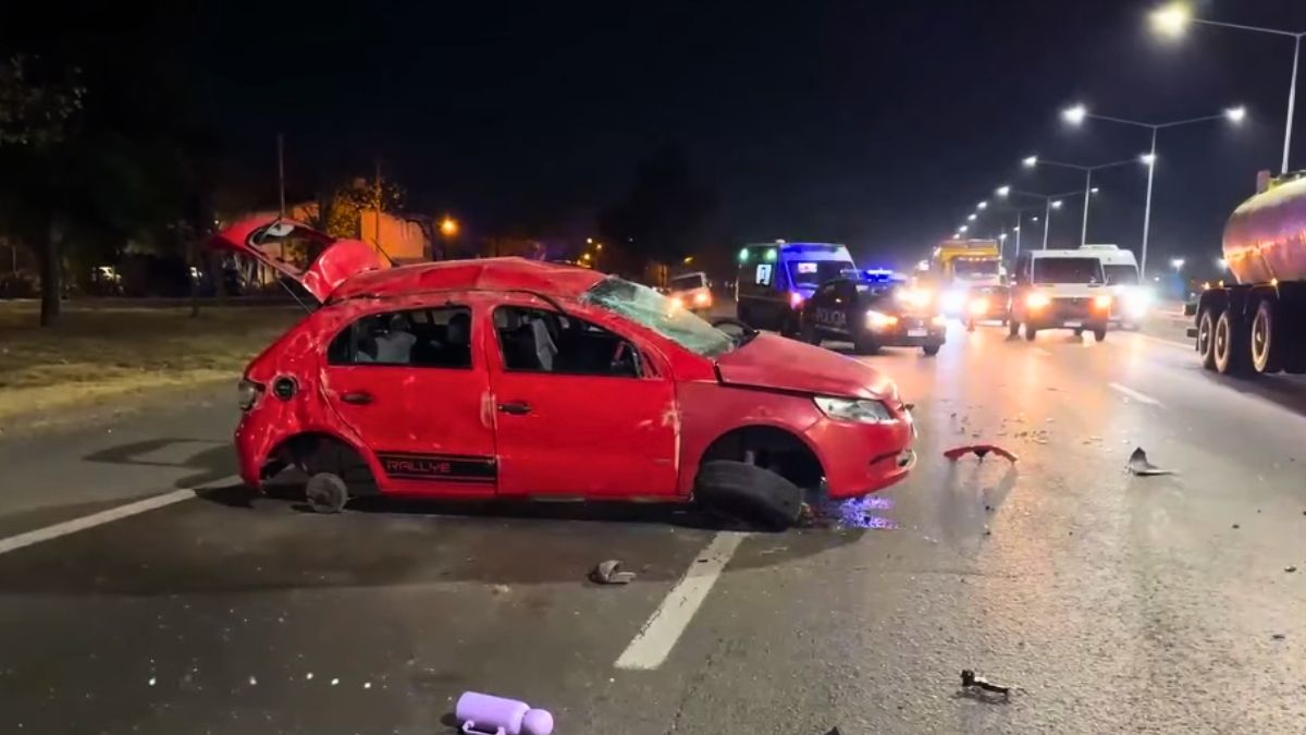 Así quedó el auto tras el accidente en Acceso Sur. Así quedó el auto tras el accidente en Acceso Sur.