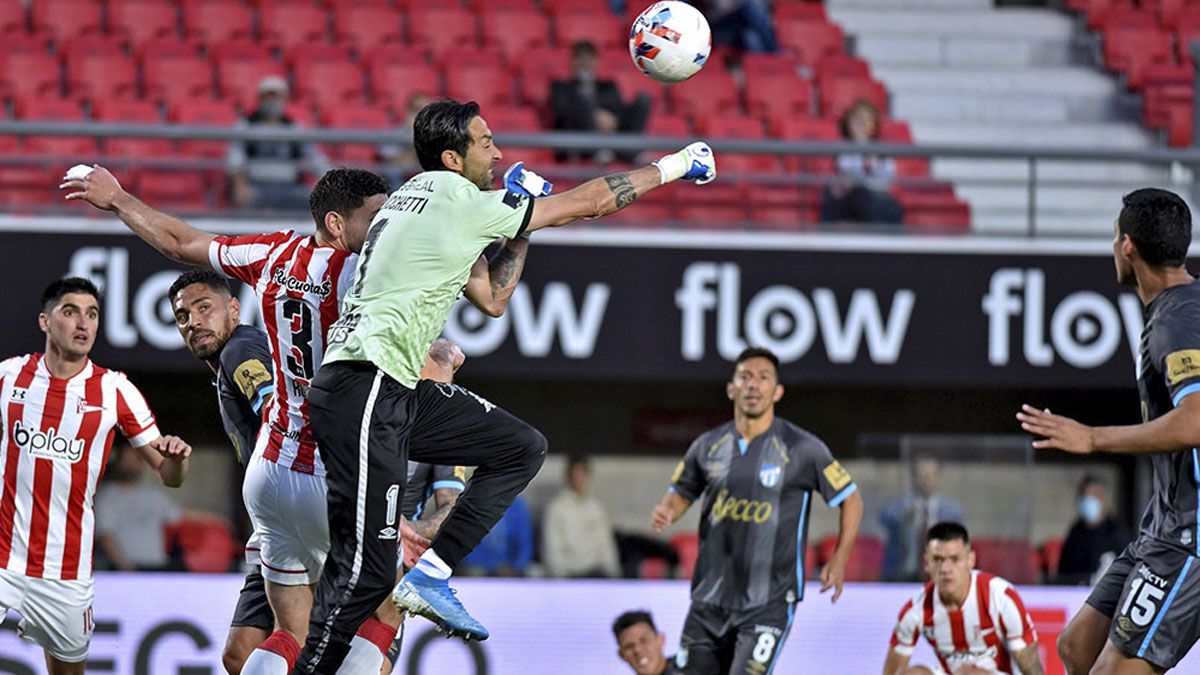 Estudiantes consiguió un empate agónico ante Atlético Tucumán