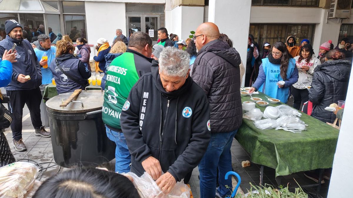 Organizaciones gremiales hicieron ollas populares en la Iglesia Santiago Apóstol. Organizaciones gremiales hicieron ollas populares en la Iglesia Santiago Apóstol.