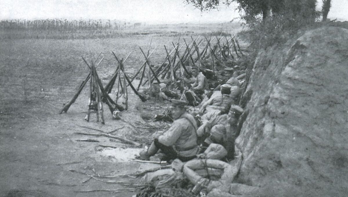 Se estima que 20.000 civiles chinos murieron durante la guerra, en gran parte a manos de las tropas rusas, que saquearon varias aldeas a su paso por Manchuria. Se estima que 20.000 civiles chinos murieron durante la guerra, en gran parte a manos de las tropas rusas, que saquearon varias aldeas a su paso por Manchuria.