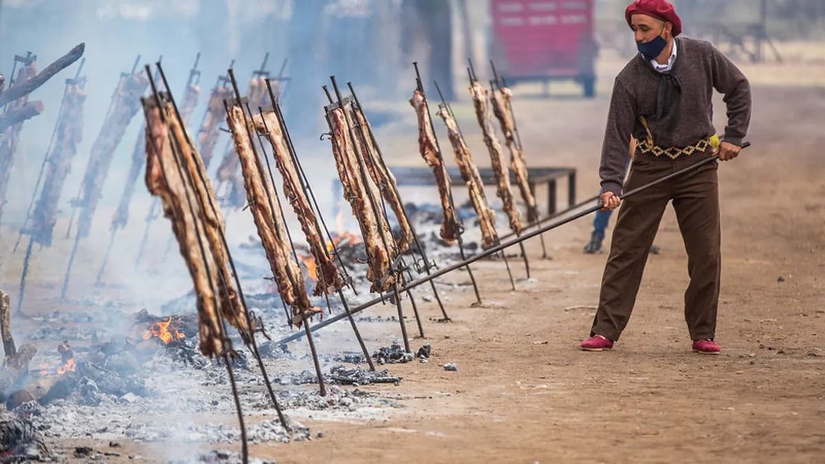 Además de los 100 costillares, se preparan más de 600 kg de carne, acompañados por más de 5 mil empanadas, ensaladas y el postre. Además de los 100 costillares, se preparan más de 600 kg de carne, acompañados por más de 5 mil empanadas, ensaladas y el postre.