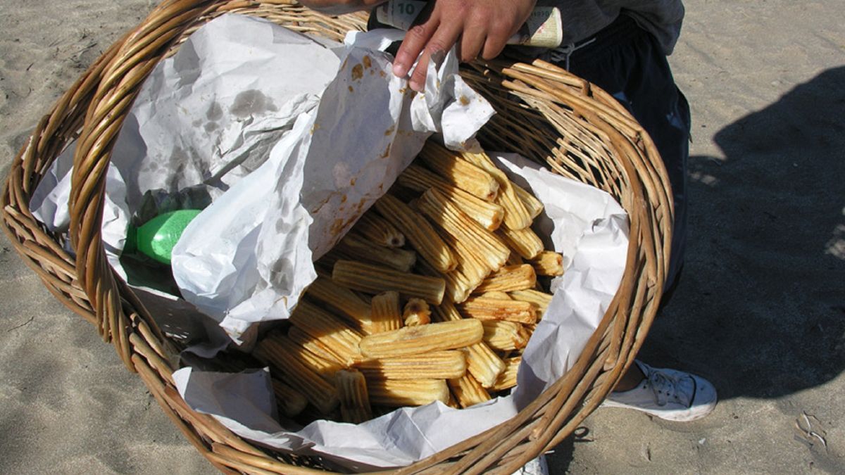 En Pinamar. Churros blue en la costa: $350 el oficial y $800 el paralelo.
