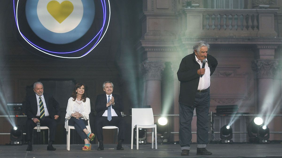 El expresidente de Uruguay, José Pepe Mujica, es escuchado por Lula, Cristina y Alberto.