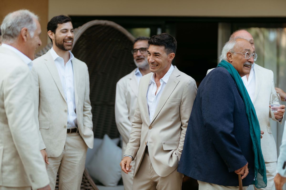 Agustín Neglia, en un momento de la celebración, junto a su papá, el actor Tino Neglia (80), quien se ve con su bastón a la derecha. Agustín Neglia, en un momento de la celebración, junto a su papá, el actor Tino Neglia (80), quien se ve con su bastón a la derecha.