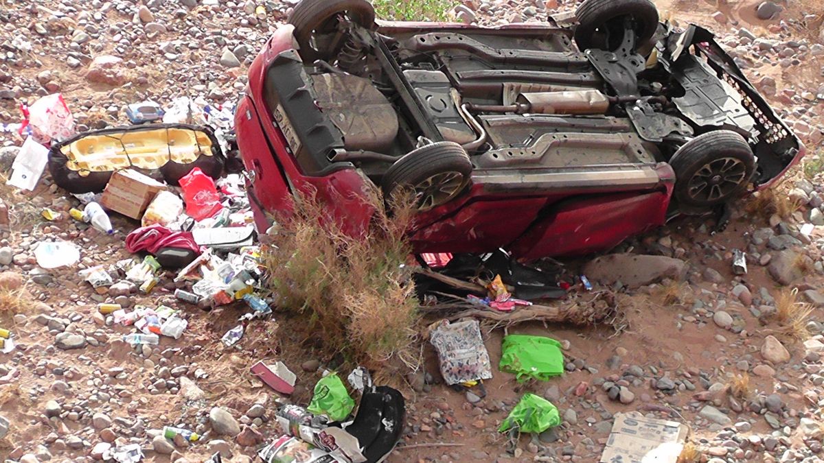 Un auto chileno, marca Toyota, cayó por un barranco de 15 metros en Ruta 7 y los ocupantes quedaron en estado grave.