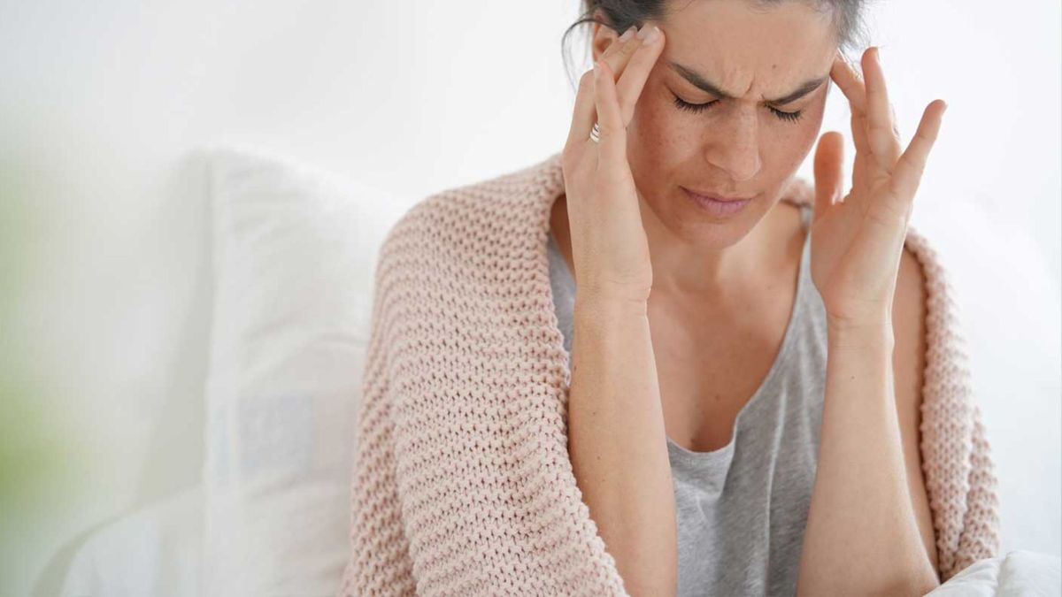 ¡Dolor de Cabeza al Despertar! Causas, Remedios y Cuándo Consultar a un Médico (Según Expertos)