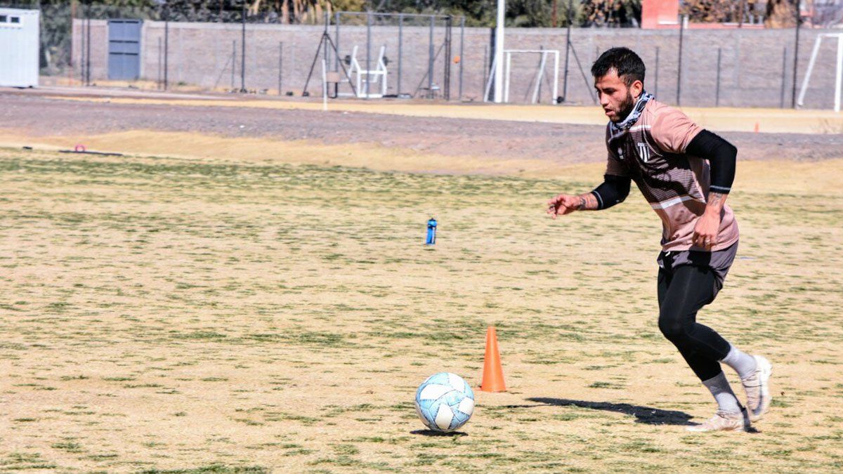 El volante del Lobo Brian Andrada está en acción (Foto: gentileza prensa Gimnasia y Esgrima).
