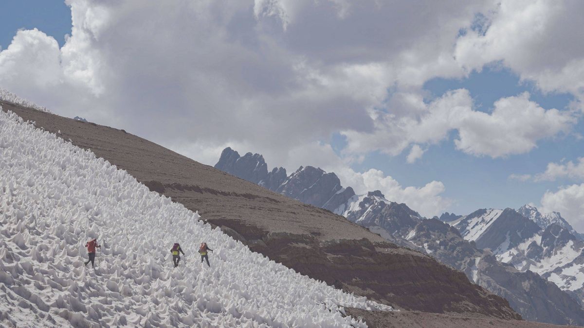 Miembros de la expedición atraviesan un camino de penitentes en el Cristo Redentor. Miembros de la expedición atraviesan un camino de penitentes en el Cristo Redentor.