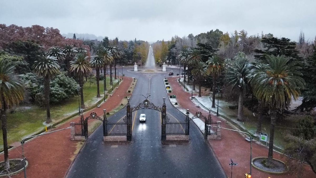 Este domingo nevó en el llano en el Gran Mendoza. Se esperan temperaturas extremas entre las 7 y las 9 de este lunes. Este domingo nevó en el llano en el Gran Mendoza. Se esperan temperaturas extremas entre las 7 y las 9 de este lunes.