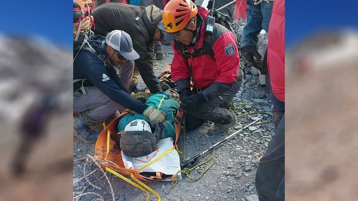 La Patrulla de Rescate asistió a un andinista que se dobló el tobillo en el campamento Canadá a 5.060 metros de altura sobre el nivel del mar, en Aconcagua. La Patrulla de Rescate asistió a un andinista que se dobló el tobillo en el campamento Canadá a 5.060 metros de altura sobre el nivel del mar, en Aconcagua.