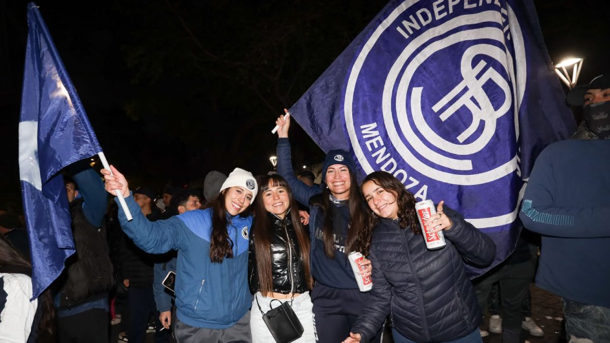 Las chicas de la Lepra no quisieron perderse el banderazo. Las chicas de la Lepra no quisieron perderse el banderazo.