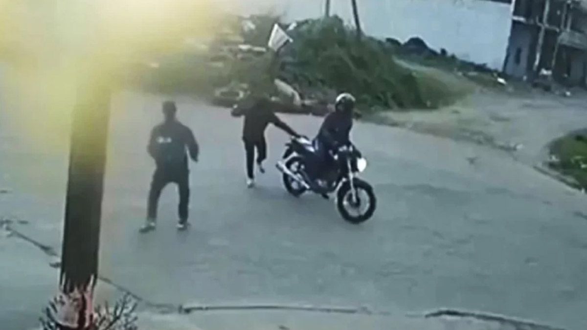 El adolescente cruzaba la calle cuando fue interceptado por los delincuentes, en Lomas de Zamora, y uno de ellos lo baleó para robarle el celular