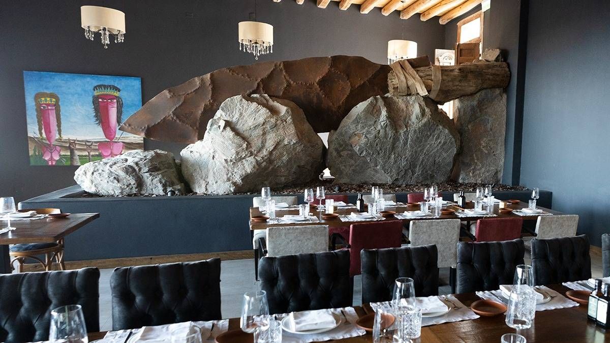 Detrás de cada detalle de Isidris estuvo el propio Daniel Vila. En la foto se ve la majestuosa escultura que representa la lanza del indio, del artista Tachuela. Detrás de cada detalle de Isidris estuvo el propio Daniel Vila. En la foto se ve la majestuosa escultura que representa la lanza del indio, del artista Tachuela.