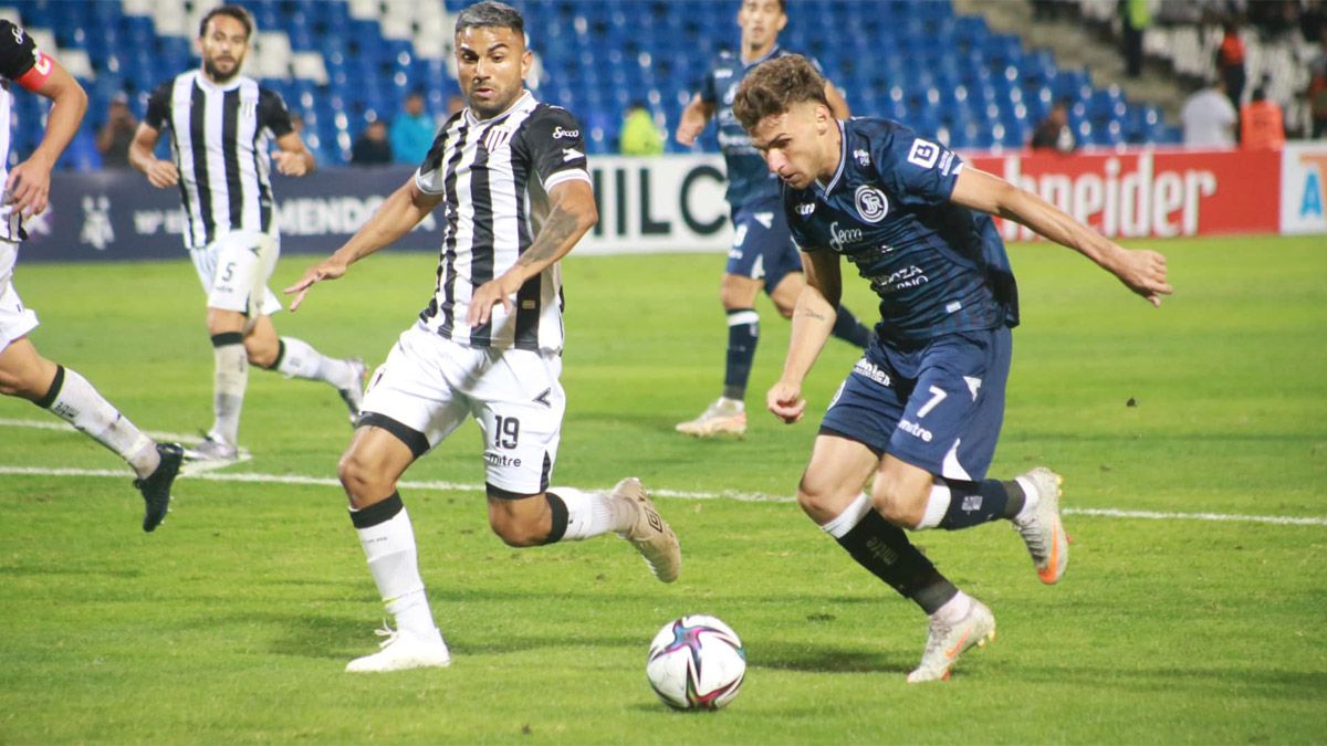 Franco Coronel viene dulce en la delantera de la Lepra.