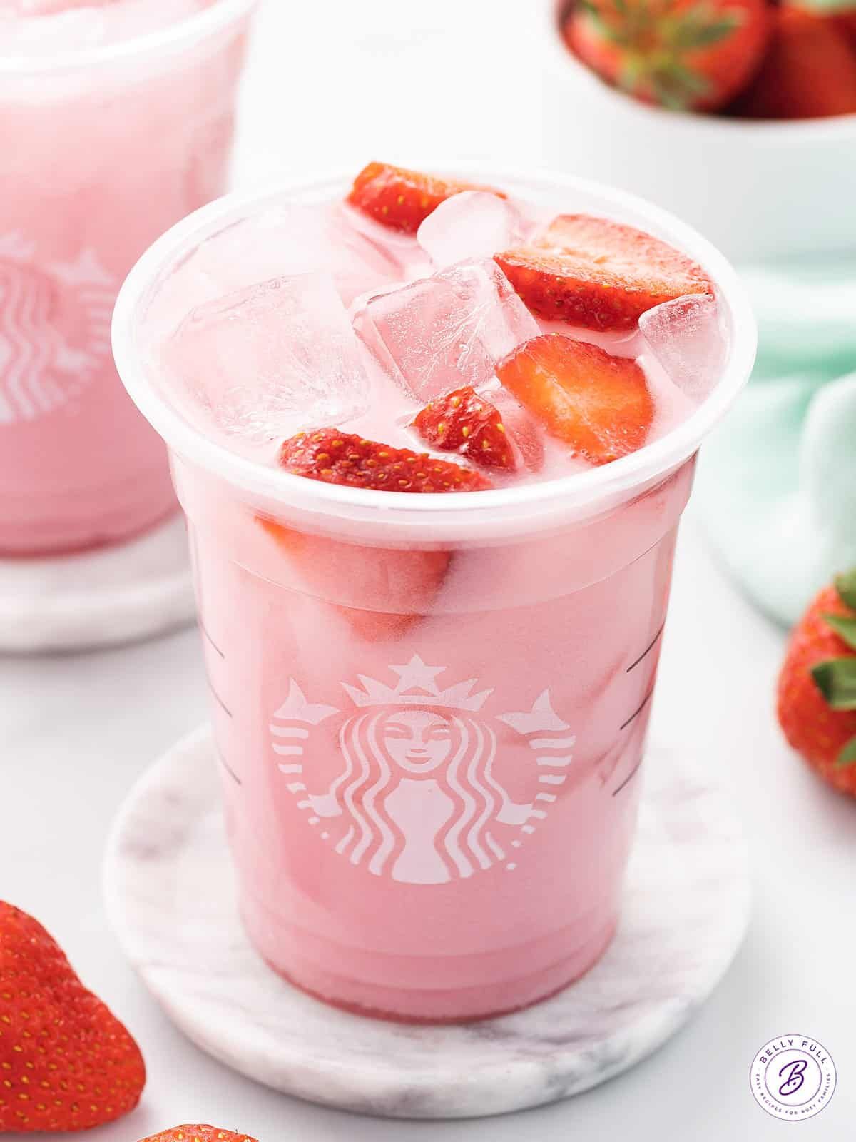 La refrescante mezcla de frutilla, leche de coco y açaí, una elección exótica La refrescante mezcla de frutilla, leche de coco y açaí, una elección exótica