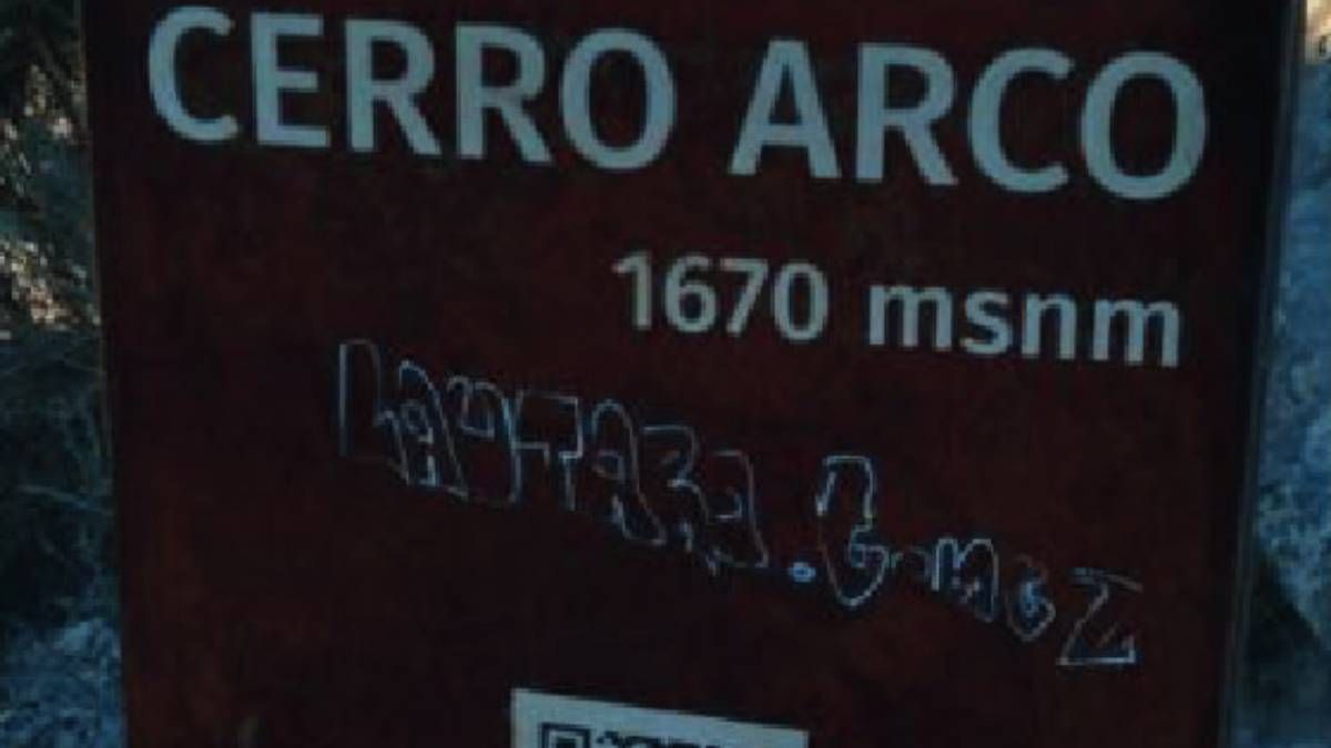 Una muestra de lo absurdo en primer plano. Deportistas que visitan el cerro Arco, en el Challao, Las Heras, denunciaron y subieron fotos a sus redes sociales de este acto vandálico que afectó la nueva señalética instalada en el lugar.