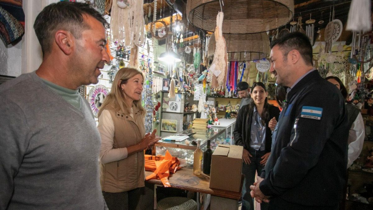 Luis Petri dialogó con comerciantes de Santa Rosa. Esta vez, como candidato a diputado nacional en primer término del oficialismo. Luis Petri dialogó con comerciantes de Santa Rosa. Esta vez, como candidato a diputado nacional en primer término del oficialismo.