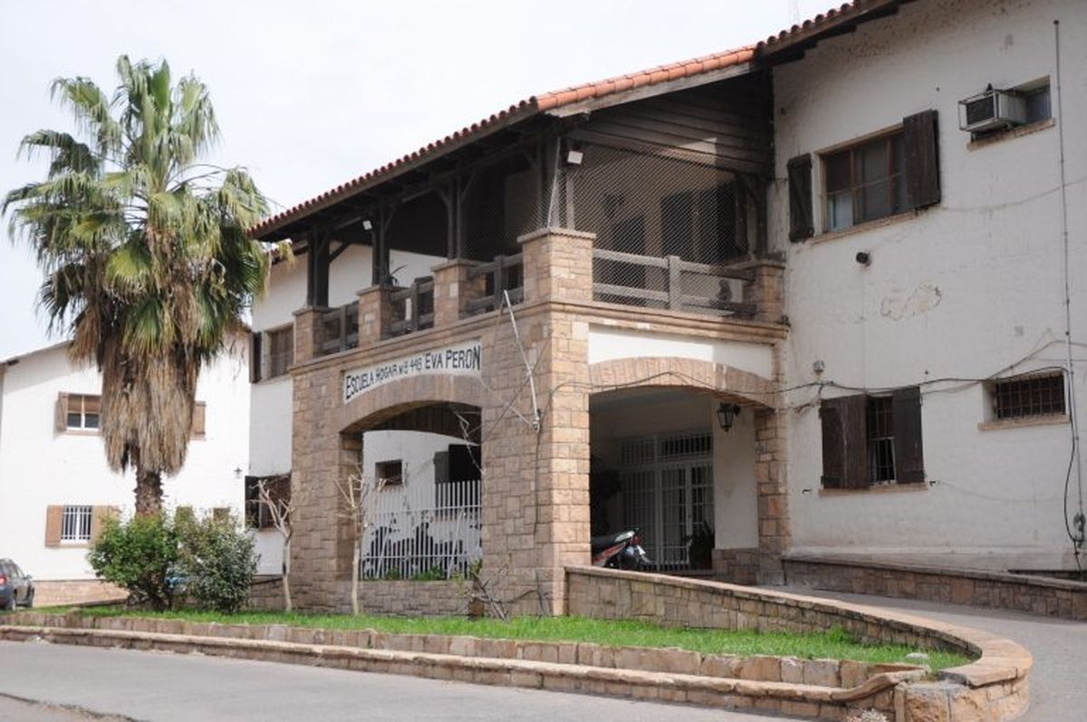 La Escuela Hogar, nacida en marzo de 1953 con el nombre de 17 de Octubre, en 1983 pasó a llamarse Eva Perón. La Escuela Hogar, nacida en marzo de 1953 con el nombre de 17 de Octubre, en 1983 pasó a llamarse Eva Perón.