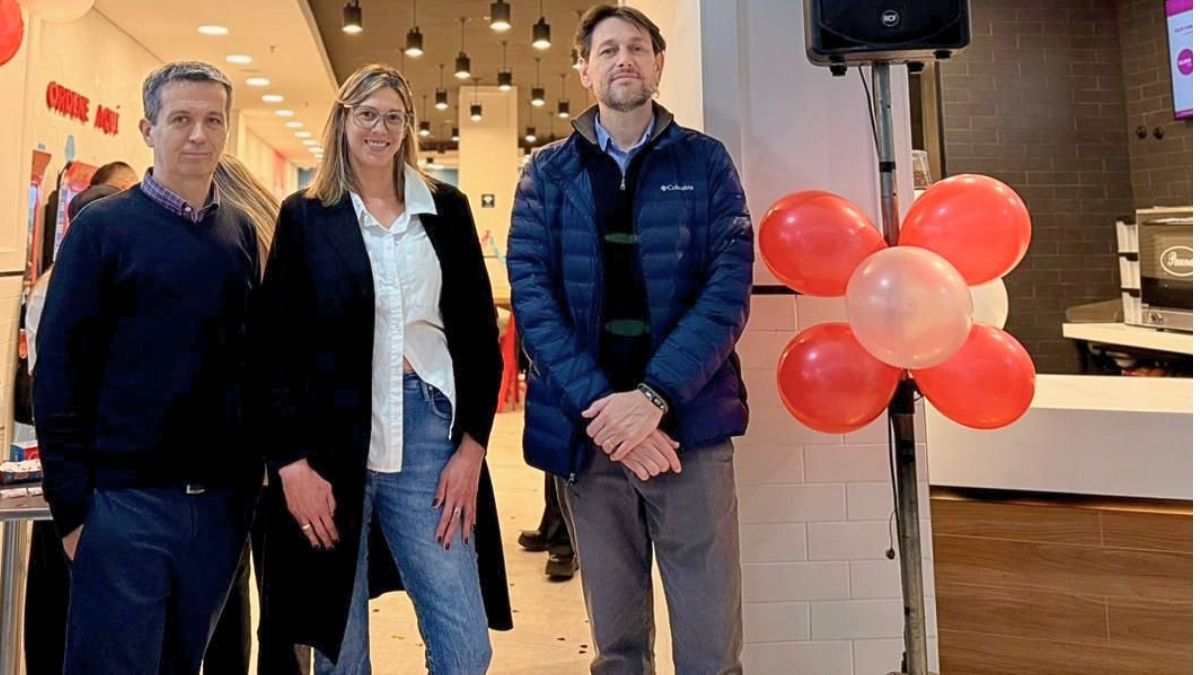 Facundo Legras, gerente operativo de Wendys, junto a Jésica Lois, responsable del Mendoza Shopping, y Marcos Micerda, CEO de la cadena en Argentina.