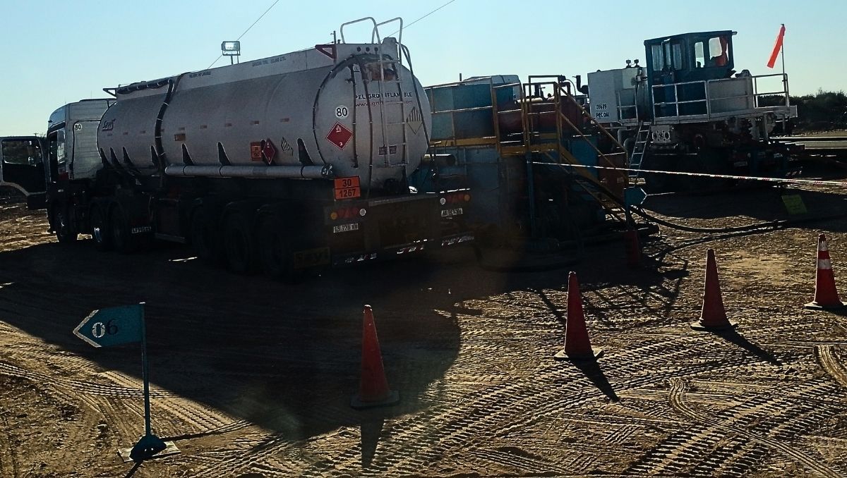 Parte de los equipos de campo del yacimiento Barrancas que hoy opera Petróleos Sudamericanos. Parte de los equipos de campo del yacimiento Barrancas que hoy opera Petróleos Sudamericanos.