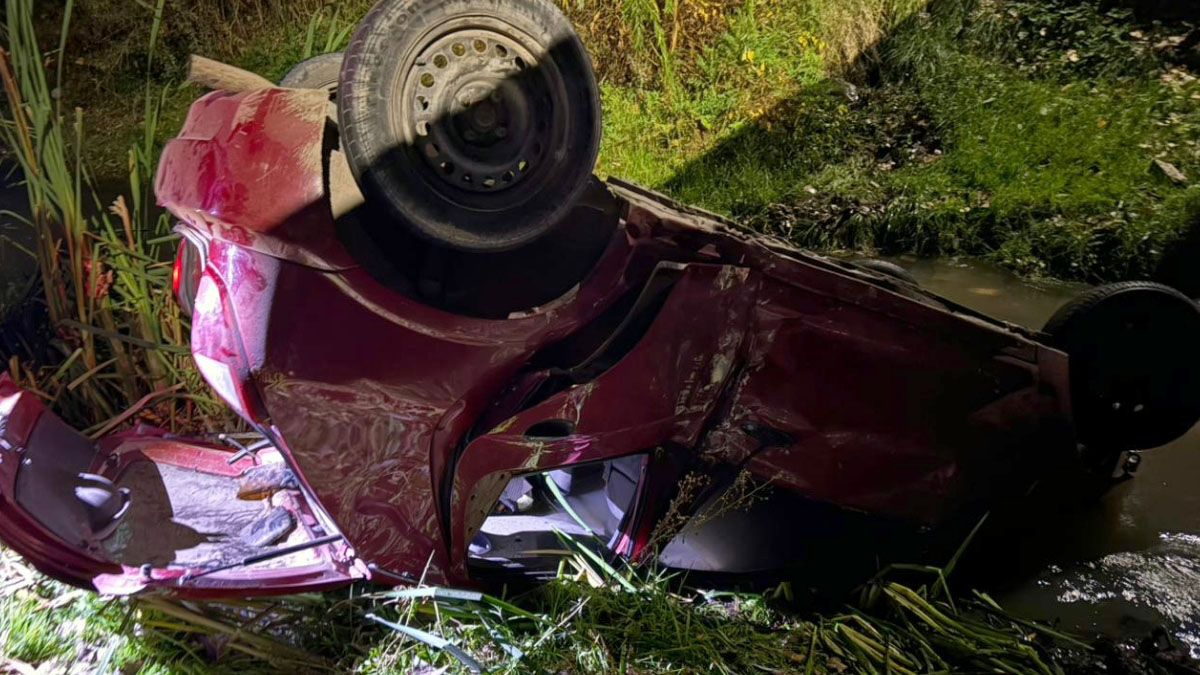 Así quedó volcado el auto en el que escapaban dos delincuentes en una persecución policial en San Carlos. Así quedó volcado el auto en el que escapaban dos delincuentes en una persecución policial en San Carlos.