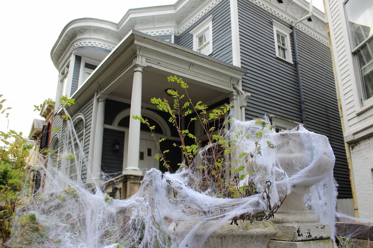 Los estadounidenses aprovechan para decorar sus casas con temáticas de Halloween. Los estadounidenses aprovechan para decorar sus casas con temáticas de Halloween.
