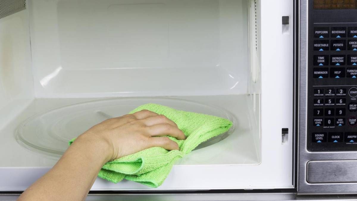 Cómo limpiar el microondas y eliminar los malos olores en su interior en pocos minutos