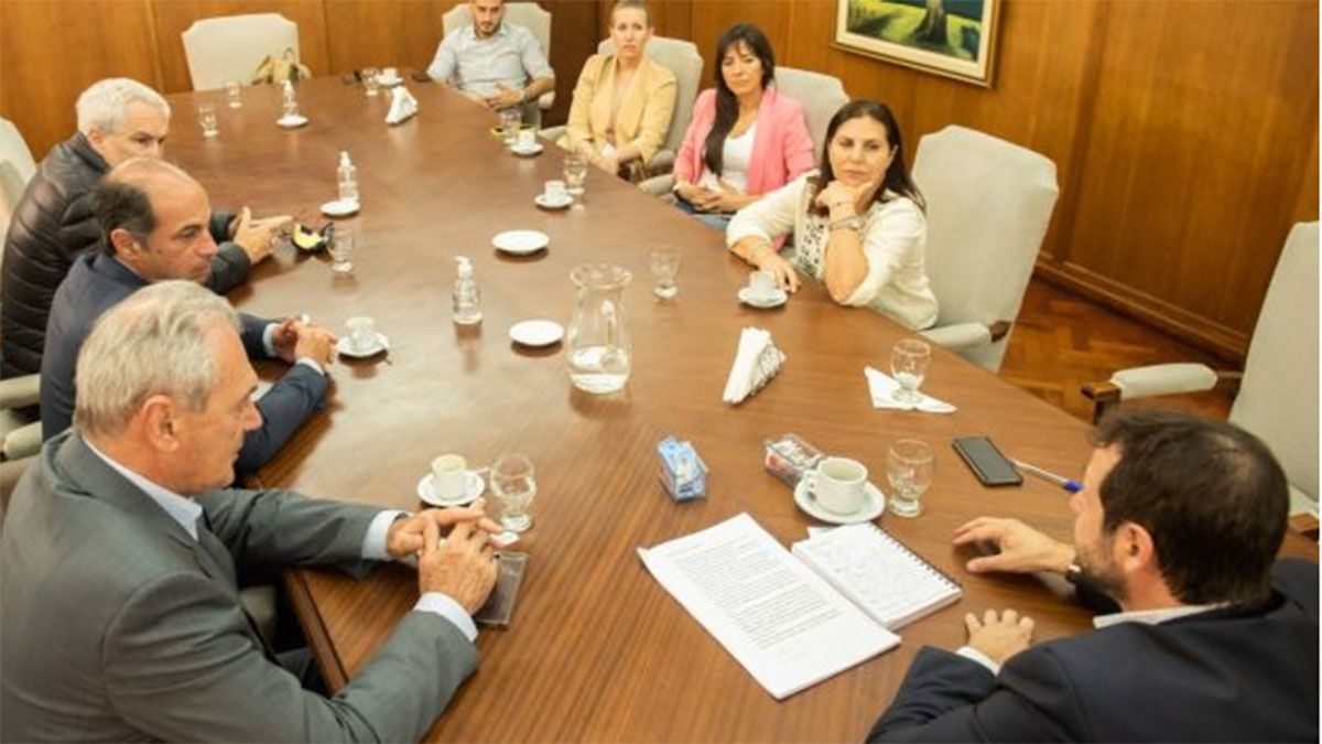 El subsecretario de Justicia, Marcelo D’Agostino, junto a los diputados de Entre Ríos y las legisladoras nacionales por Mendoza Jimena Latorre y Pamela Verasay (de saco amarillo y rosado respectivamente).