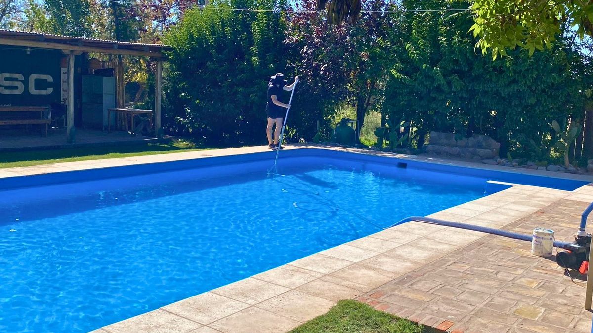 María Laura es mendocina y sorda. Frente a la falta de oportunidades laborales se puso a emprender y hoy hace el mantenimiento de piscinas. "Me reinventé porque el cupo para personas con discapacidad no se cumple", dijo. María Laura es mendocina y sorda. Frente a la falta de oportunidades laborales se puso a emprender y hoy hace el mantenimiento de piscinas. "Me reinventé porque el cupo para personas con discapacidad no se cumple", dijo.