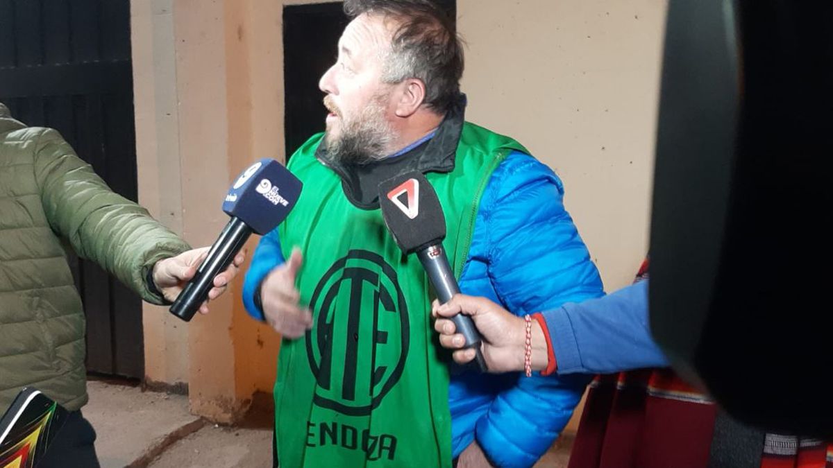 Roberto Macho en el momento en que lo liberaban de San Felipe.