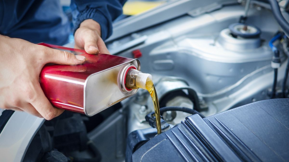Si al medir el aceite resulta que está bajo, hay que agregar la cantidad que el manual del auto o un mecánico indiquen. Si al medir el aceite resulta que está bajo, hay que agregar la cantidad que el manual del auto o un mecánico indiquen.